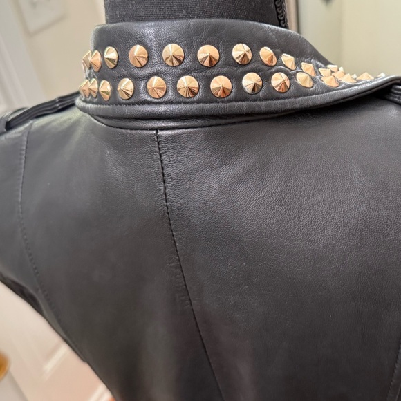 FOREVER 21 LEATHER STUDDED JACKET ♥︎
• RARE PIECE • GOLD SPIKES • QUALITY • - Picture 7 of 12